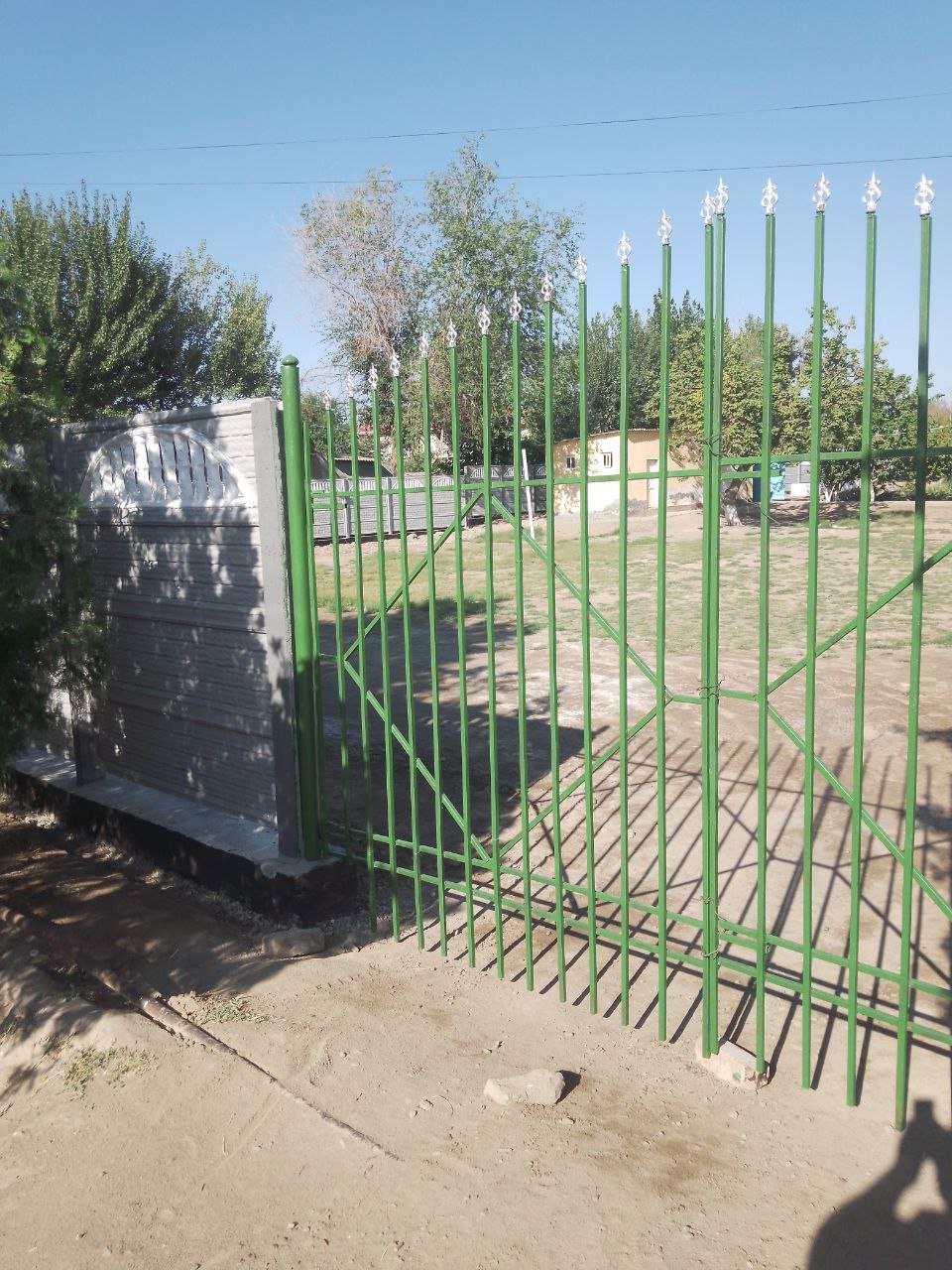 Shovot tumani 53-IDUMning maktab atrofi devorlar bilan o'raldi